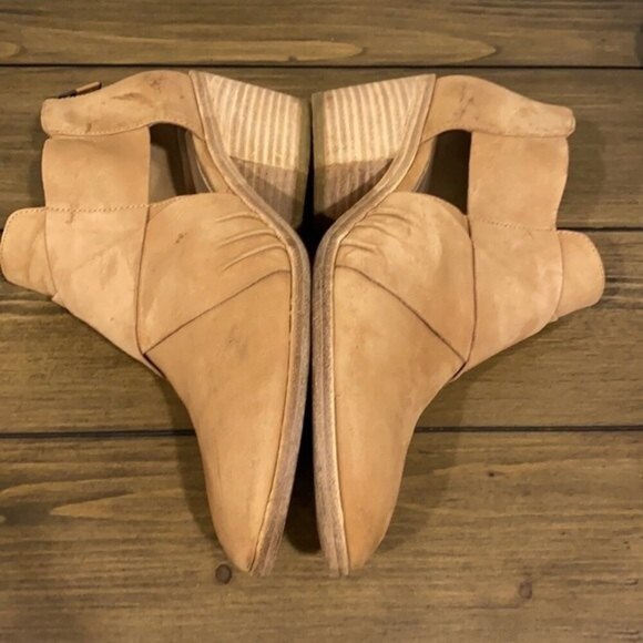 Eileen Fisher Walt cross bootie in wheat nubuck. - Picture 4 of 12